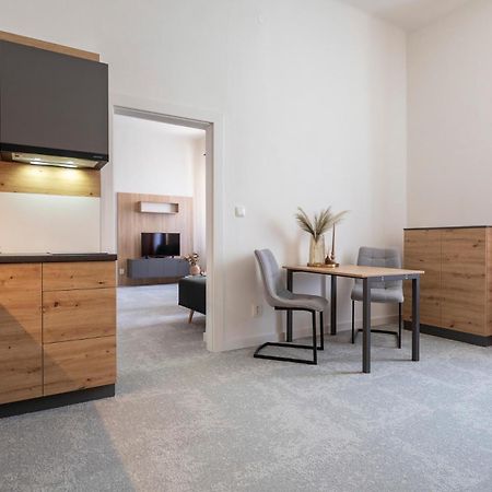 Alure Residences 10 - 24H Self Check-In & Private Parking Next To The Apartment Building Included, City Center Right On Snp Square In A Quiet Passage, New Building, Best Deal In Town Banská Bystrica Extérieur photo