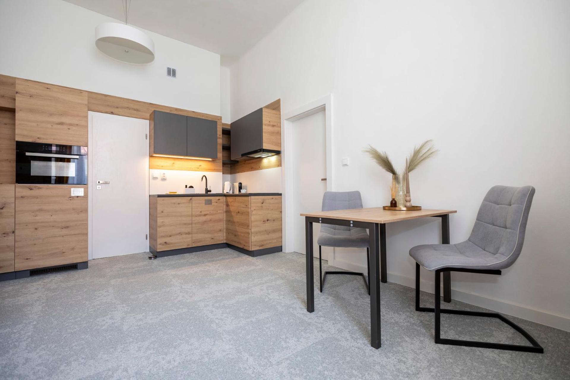 Alure Residences 10 - 24H Self Check-In & Private Parking Next To The Apartment Building Included, City Center Right On Snp Square In A Quiet Passage, New Building, Best Deal In Town Banská Bystrica Extérieur photo
